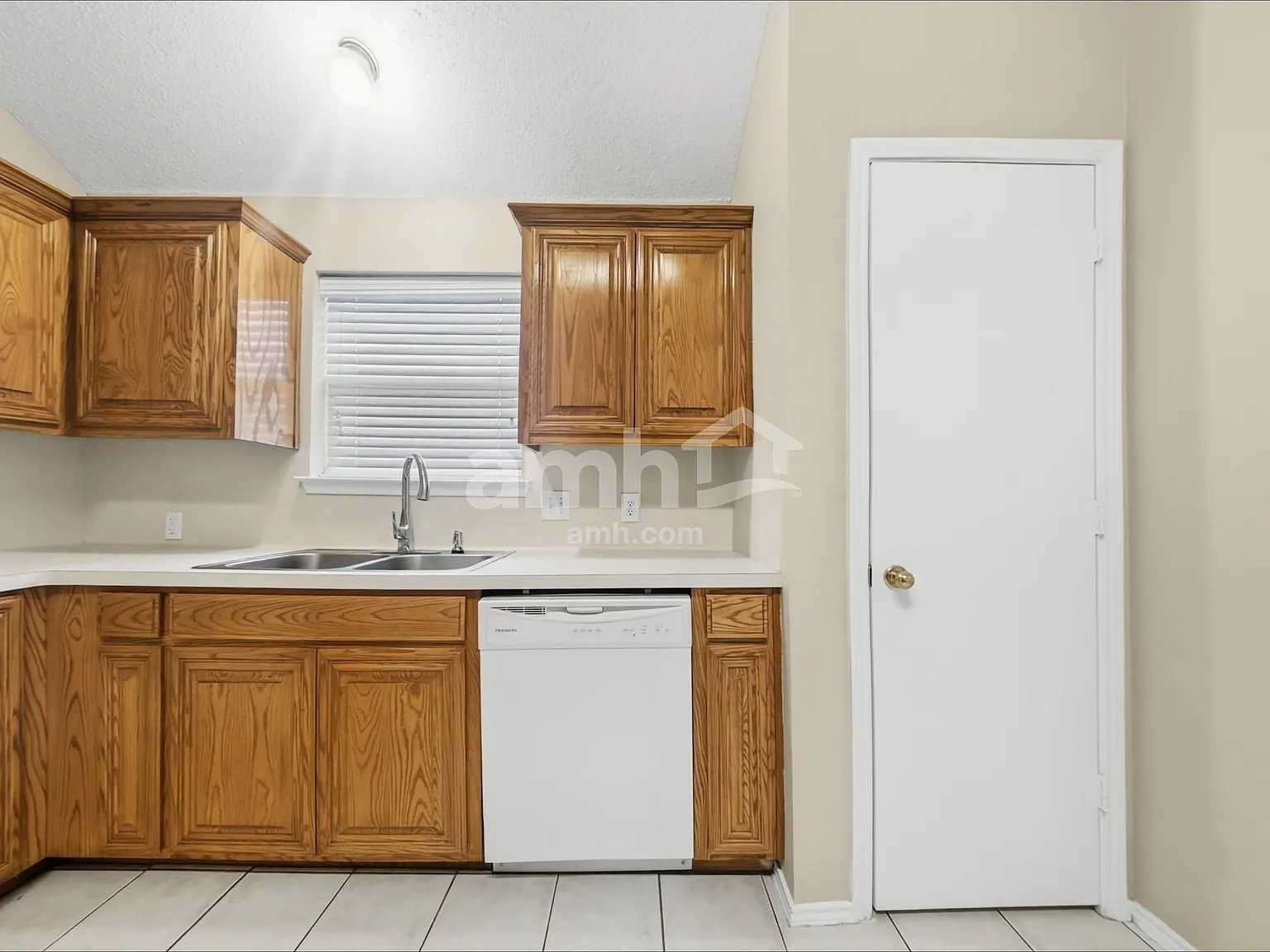 3 bed, 2.0 bath, 1604 sqft, $2,095 — Photo 4