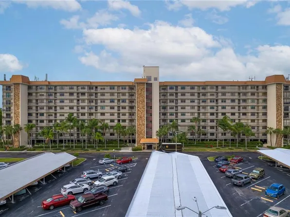 5400 Park St N APT 214, Saint Petersburg, FL 33709