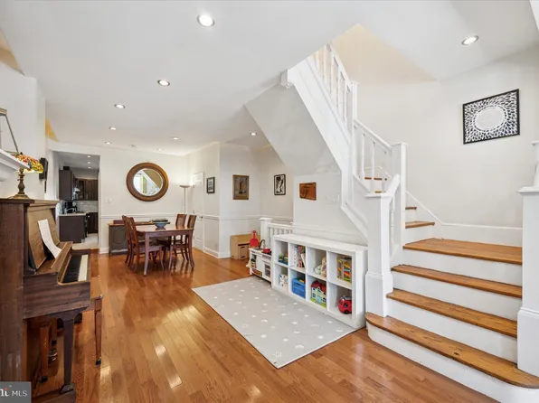 1131 Divinity St, Philadelphia, PA 19143