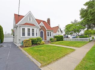 9 Dartmouth Ave, Riverside, RI 02915