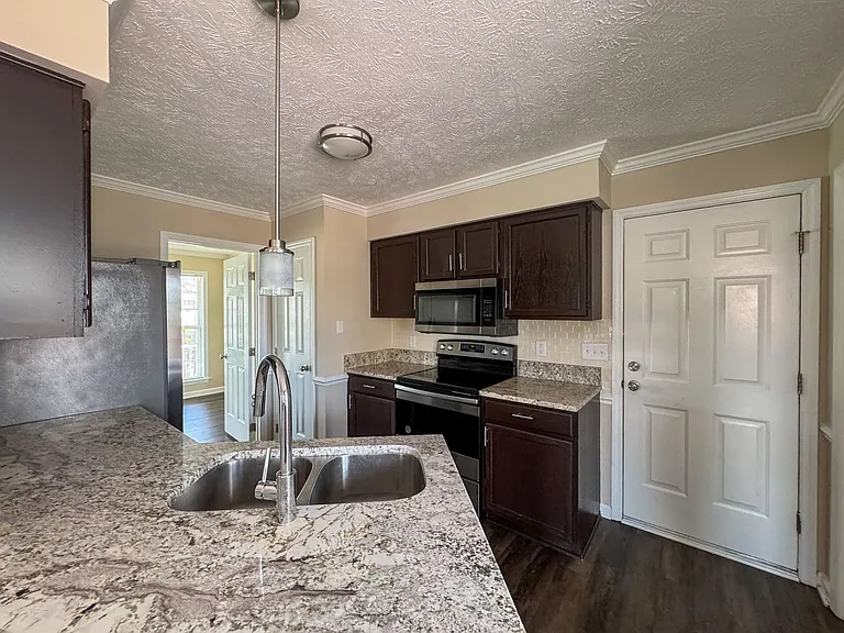 800 Connaly Dr — Photo 11