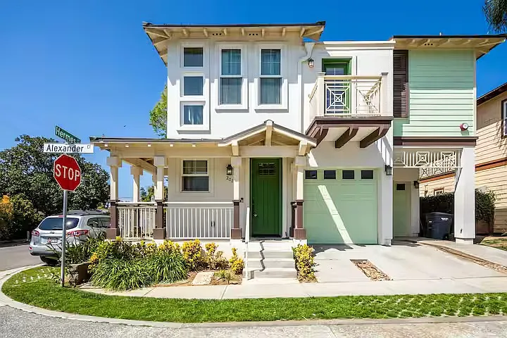 202 Alexander Ct — Photo 1