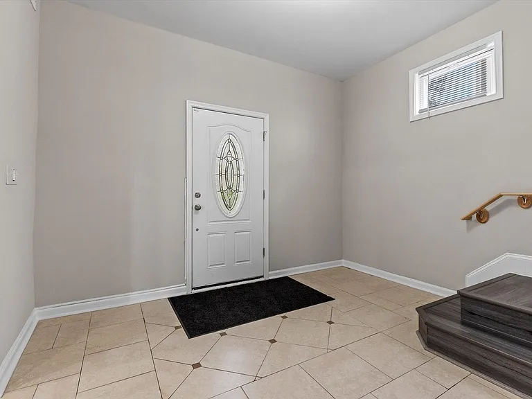 2510 Roslyn Ave — Photo 6