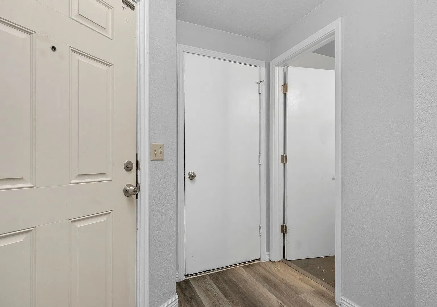 2bed, 1.5 bath Duplex with Garage & Fenced Yard! — Photo 3