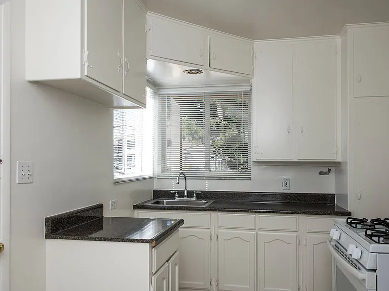 1150-1154 E Chevy Chase Dr — Photo 5