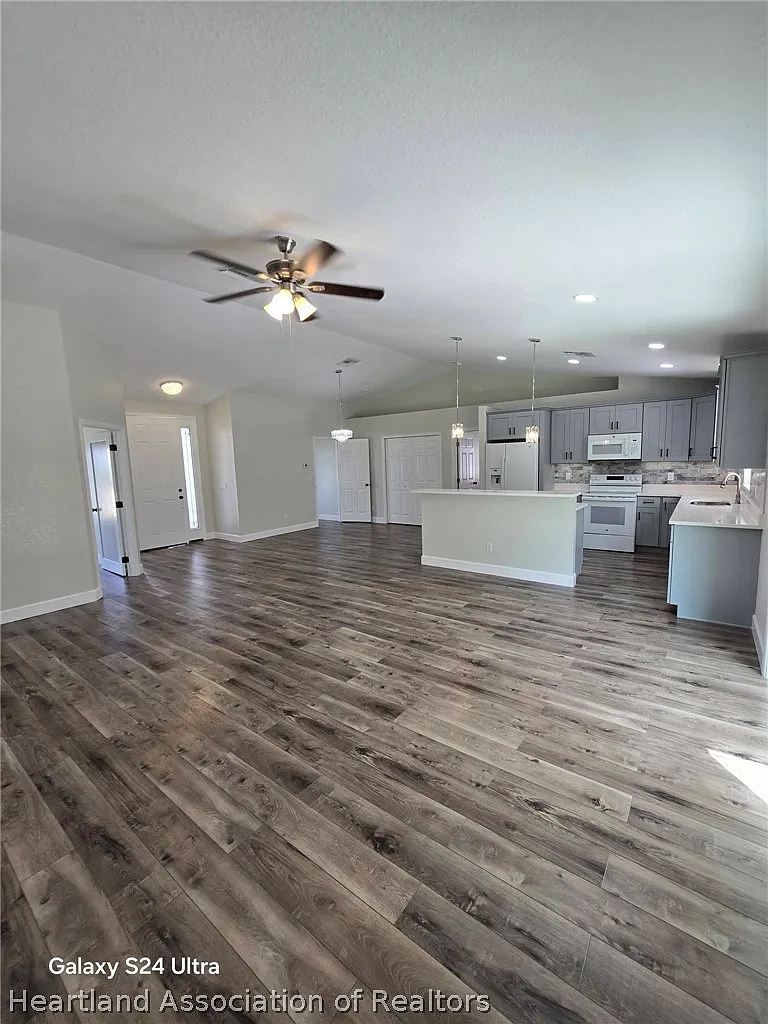 3 bed, 2.0 bath, 1846 sqft, $2,400 — Photo 3