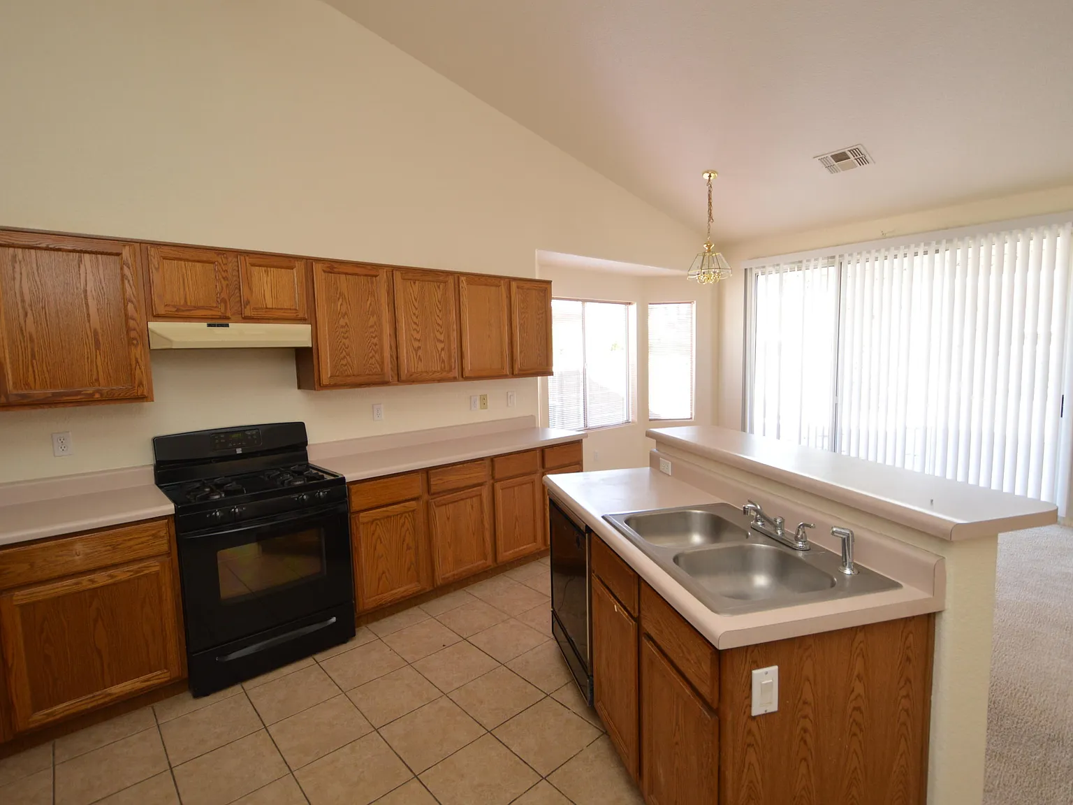 3 bed, 2.0 bath, 1445 sqft, $1,800 — Photo 4