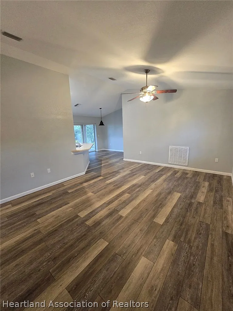3 bed, 2.0 bath, 1231 sqft, $1,750 — Photo 2