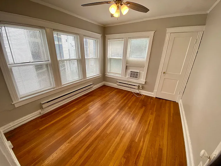 Valentine Place Apartments — Photo 29