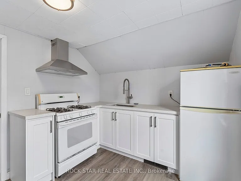 26 Albina St #UPPER — Photo 10
