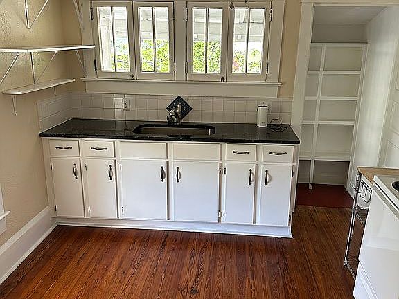 5th image of 205 E Voorhis Ave