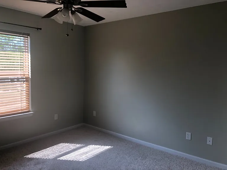 914 Amber Way — Photo 2