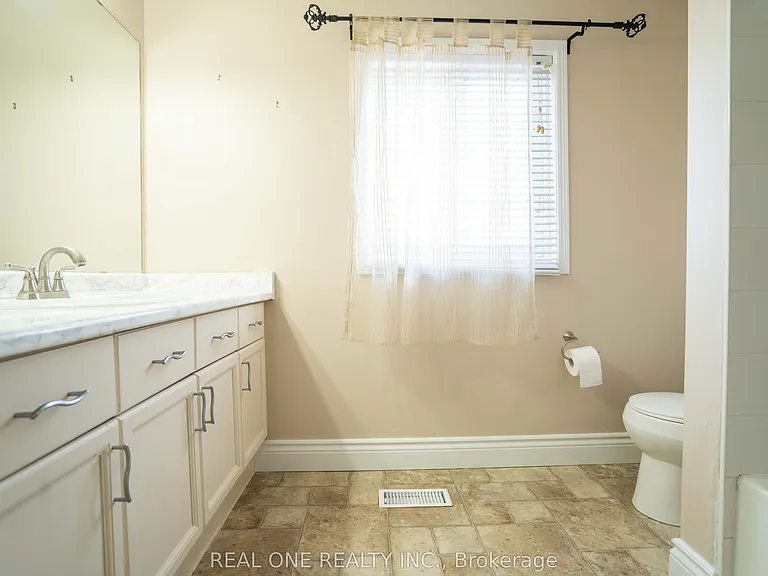 407 Downsview Pl — Photo 13