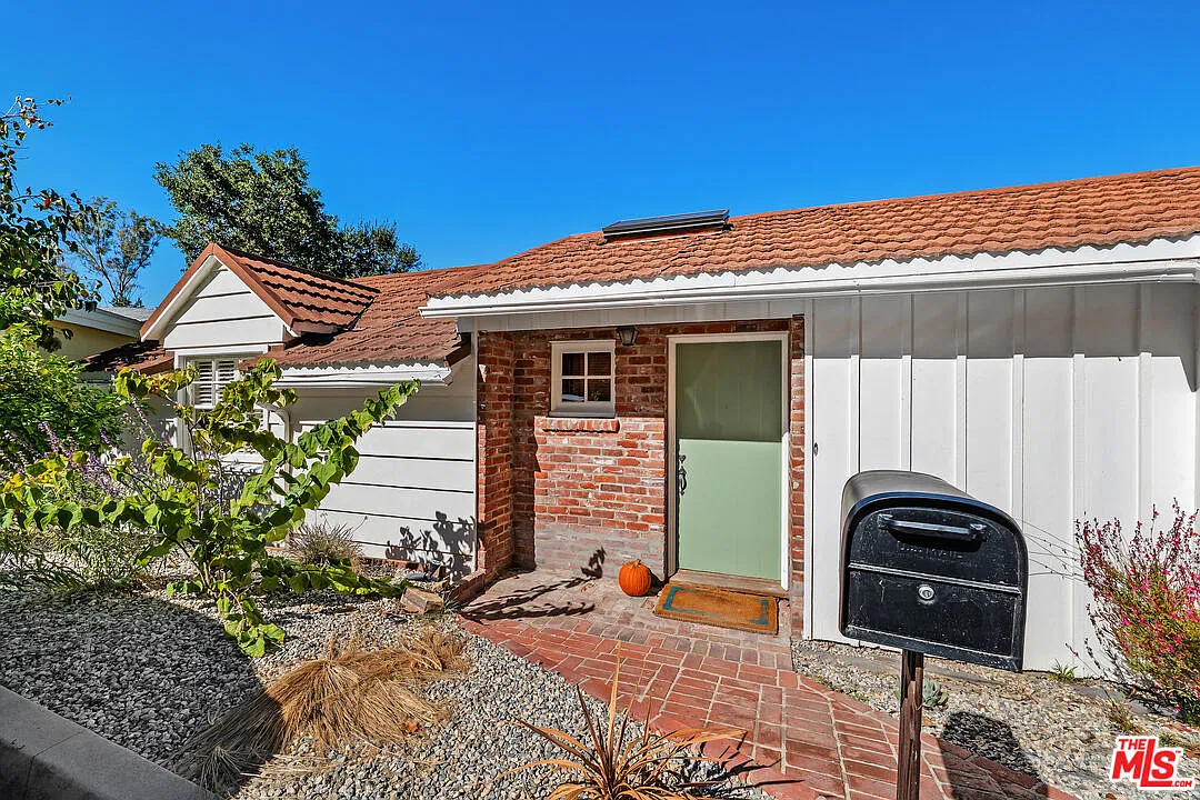 3 bed, 2.0 bath, 1970 sqft, $6,550 — Photo 1