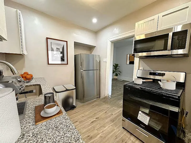 5 bed, 2.5 bath, 2032 sqft, $3,200 — Photo 3
