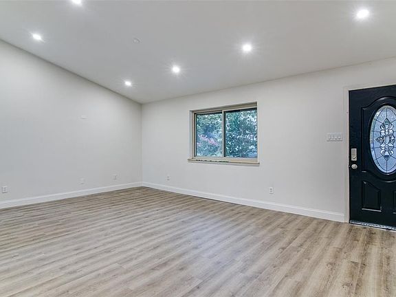 3rd image of 3413 Ivanhoe Ln