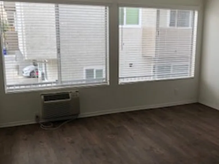 1820 S Bentley Ave — Photo 13