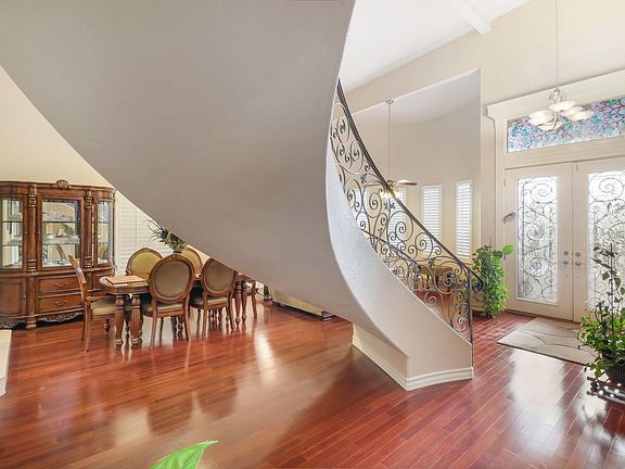 4th image of 395 Emerald Mist Dr