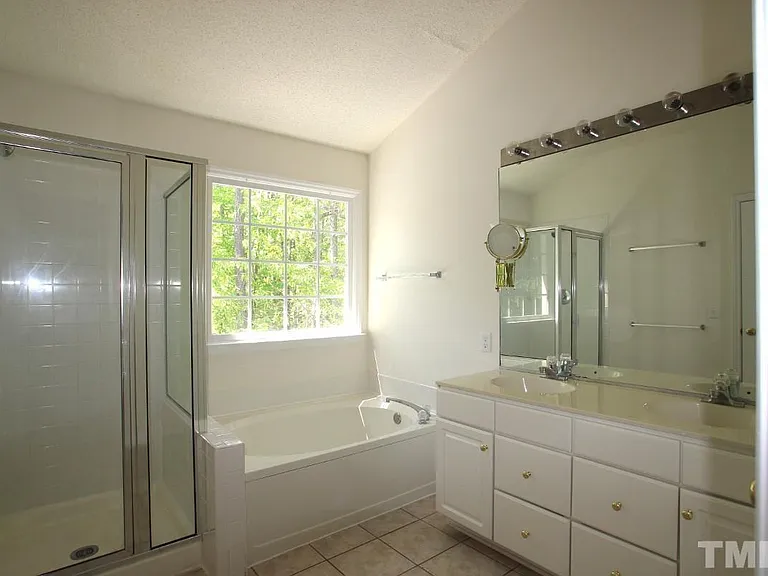 208 Ashley Brook Ct — Photo 7