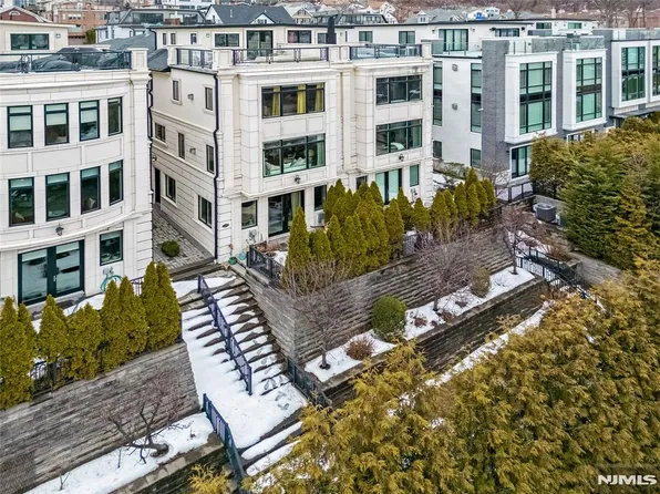 1228 River Rd, Edgewater, NJ 07020