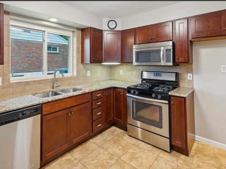 601 Santen Dr — Photo 2