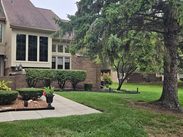 37676 N Laurel Park Dr #70, Livonia, MI 48152