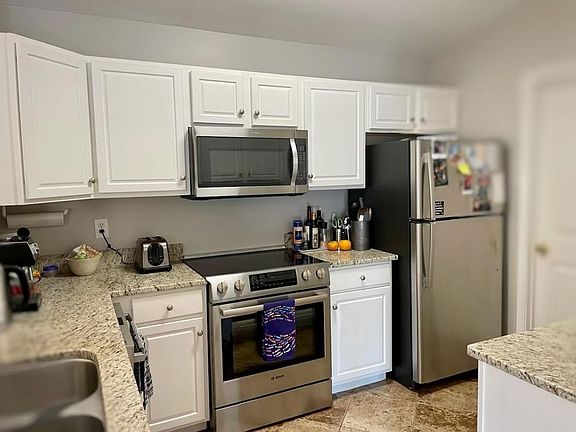 Kitchen with nearly new appliances