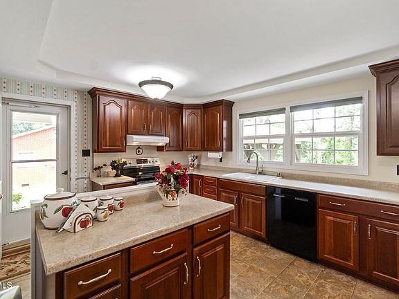 5th image of 126 Poplar Hill Dr