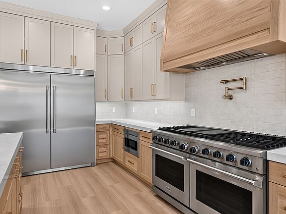 3rd image of 522 E Weatherby Way