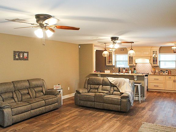 5th image of 306 W Pineshadows Dr