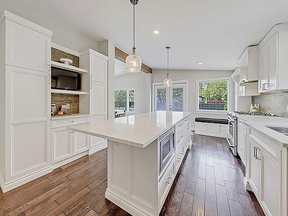 4th image of 907 E Kerfoot Cres SW