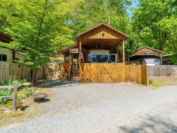 38 1st St, Ellijay, GA 30540