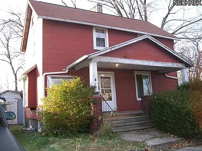 829 Vine Ave NE photo 1