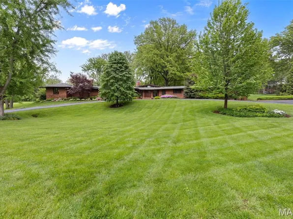 10 Country Estates Pl, Saint Louis, MO 63131