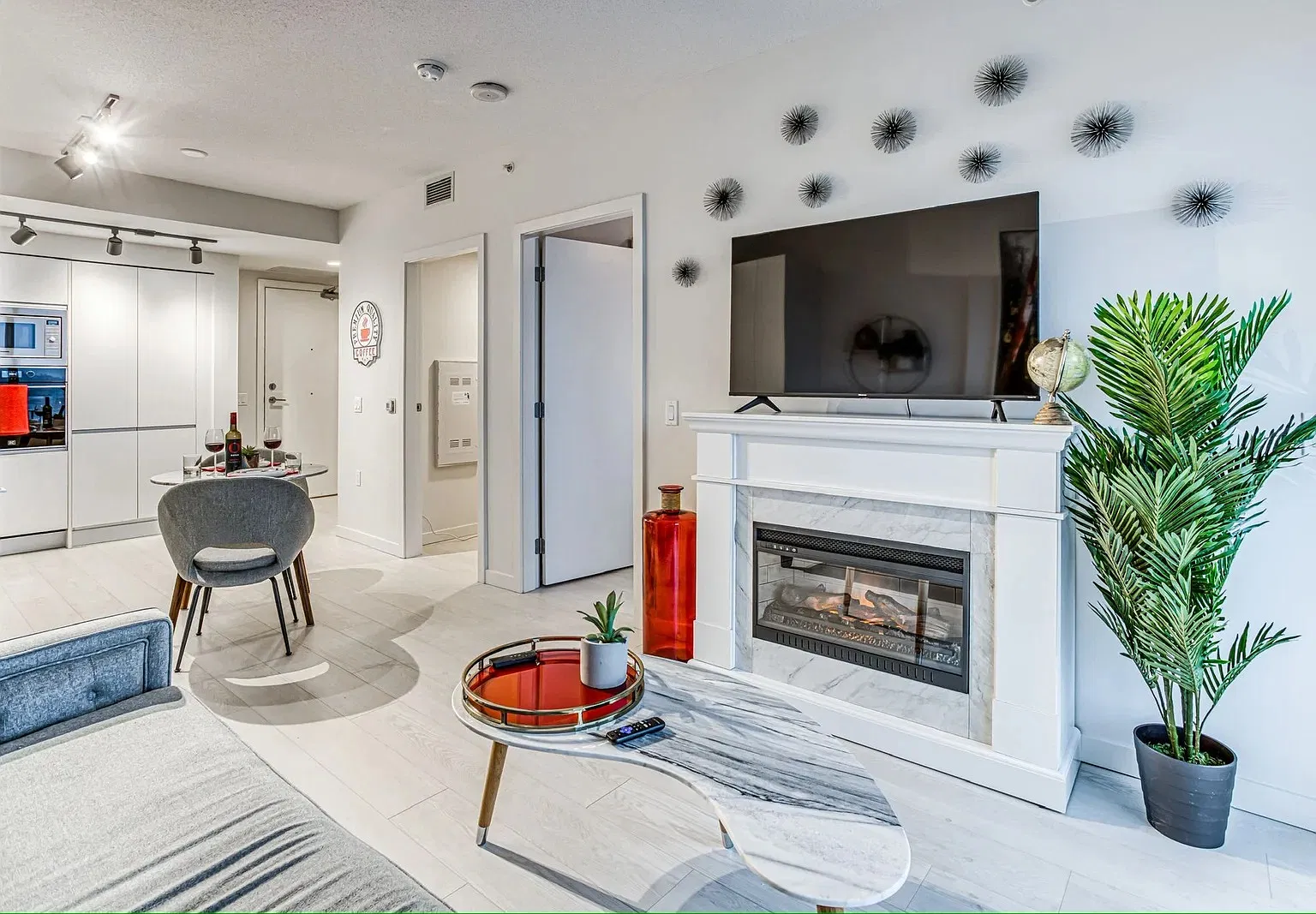 Fully Furnished, 90 Day Minimum - 1 Bed + Den in Olympic Village, Vancouver — Photo 1