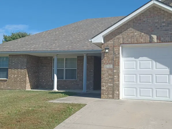 111 NW Michael Dr, Grain Valley, MO 64029