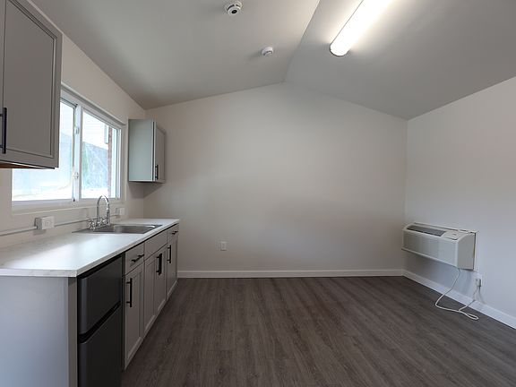 4th image of 669 Broadway #12