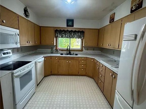 3rd image of 904 5th Ave N