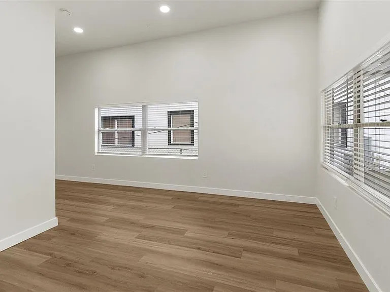 2329 W Beach St — Photo 7