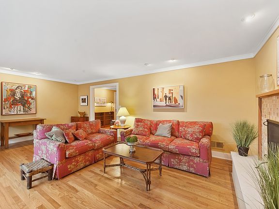3rd image of 521 Woodvale Ave