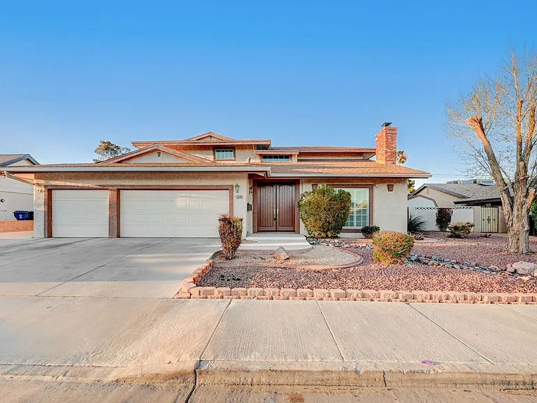 2916 W Oakey Blvd — Photo 1