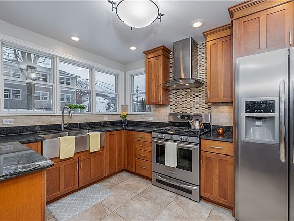 4th image of 139 Carling Rd