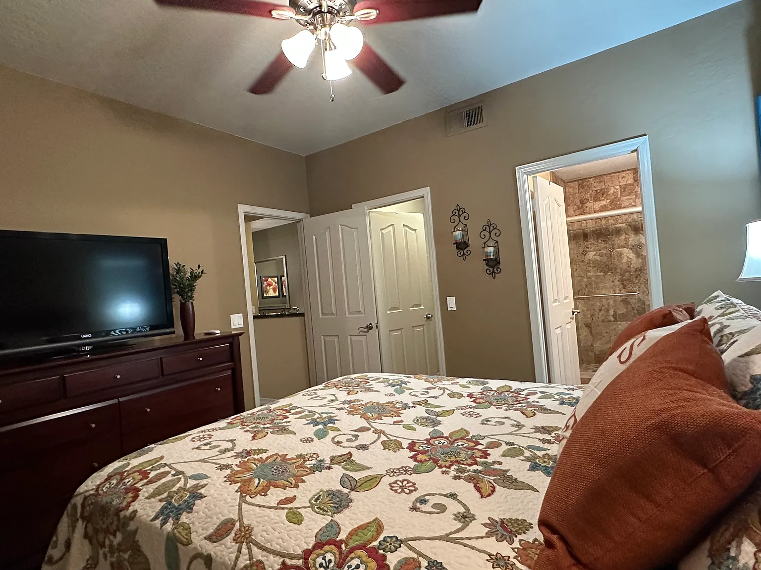 2 bed, 1029 sqft, $2,100 — Photo 4