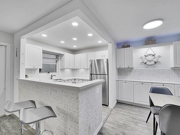 2nd image of 2870 NE 14th Street Causeway #303