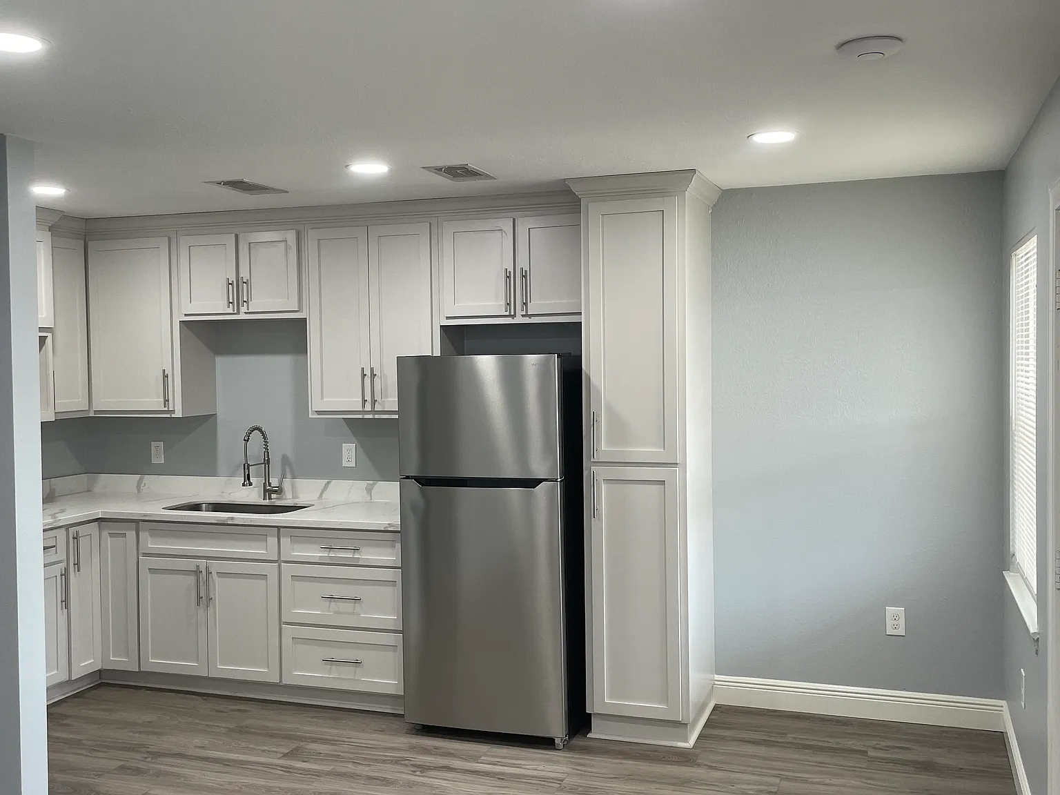 242 Edison St — Photo 4