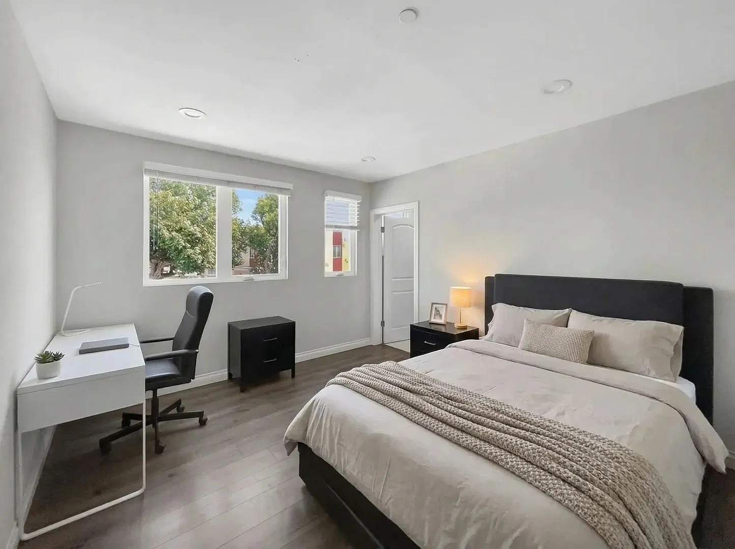 MH 1334 W 37th Pl — Photo 4