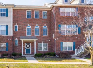 1626 Town Commons Dr, Howell, MI 48855