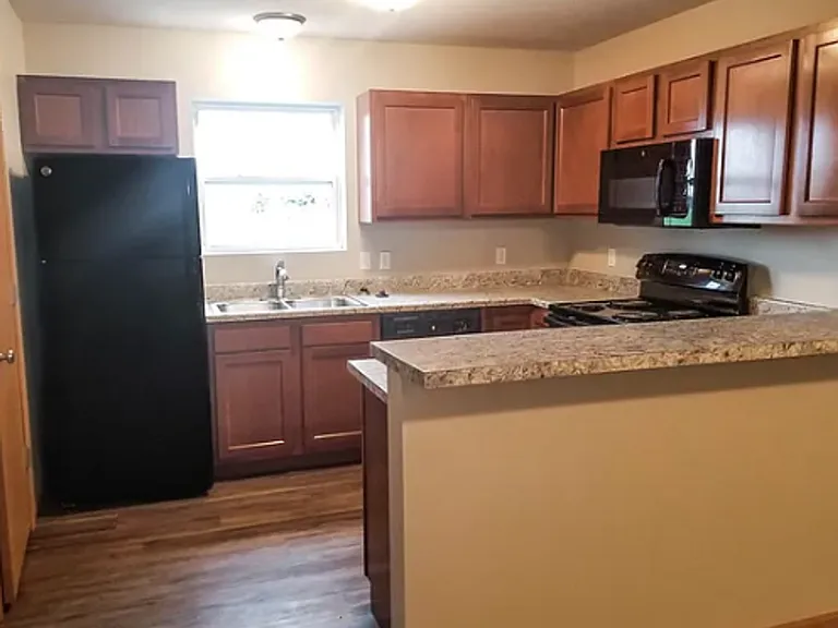 601-719 Eisenhower Dr — Photo 6