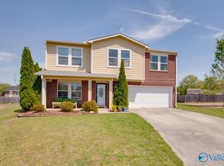 100 Firefly Ln, Owens Cross Roads, AL 35763