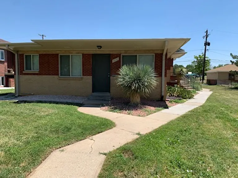 Beautifully Renovated 2 bedroom in Aurora- Near Stanley Marketplace! — Photo 7